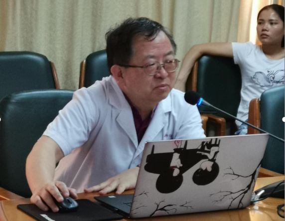 座谈会后,杨在东主任,肖成伟副主任医师,陈源浩主治医师为该院医护