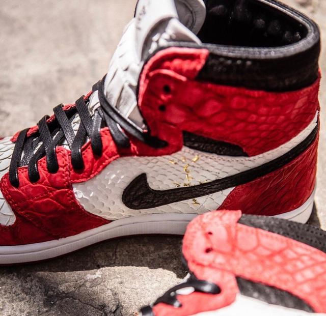 travis scott联乘倒钩太贵不划算?豪华版新配色考虑下?