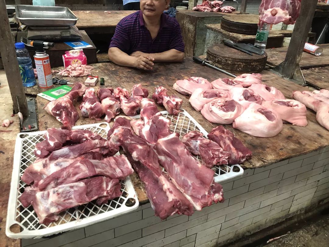 据一猪肉摊档主王先生介绍,猪肉价格上涨已经有近2个月了,但这个月