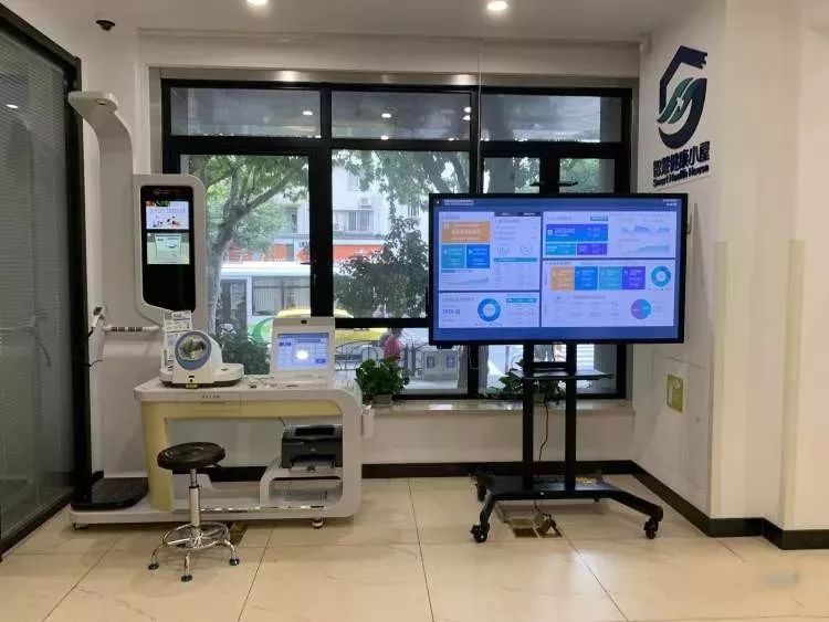 刷身份证或社保卡检测11项体征指标黄浦智慧健康小屋亮相