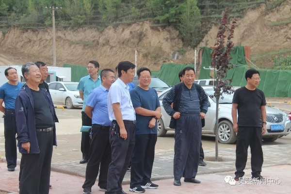 县长李炜带领政府办,财政局,交通局等部门单位负责人深入吴起街道袁沟