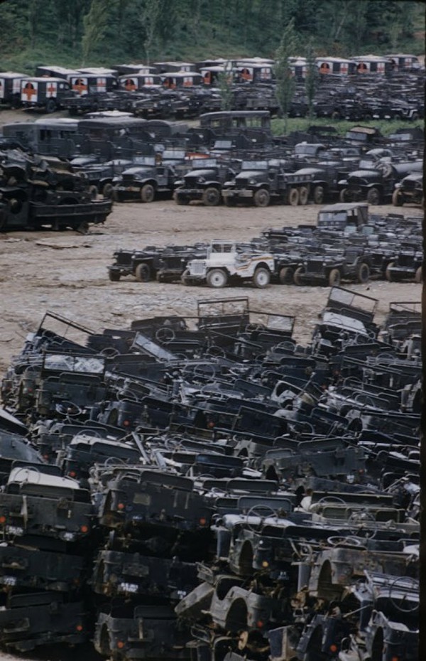 居然还看到了不少的救护车.