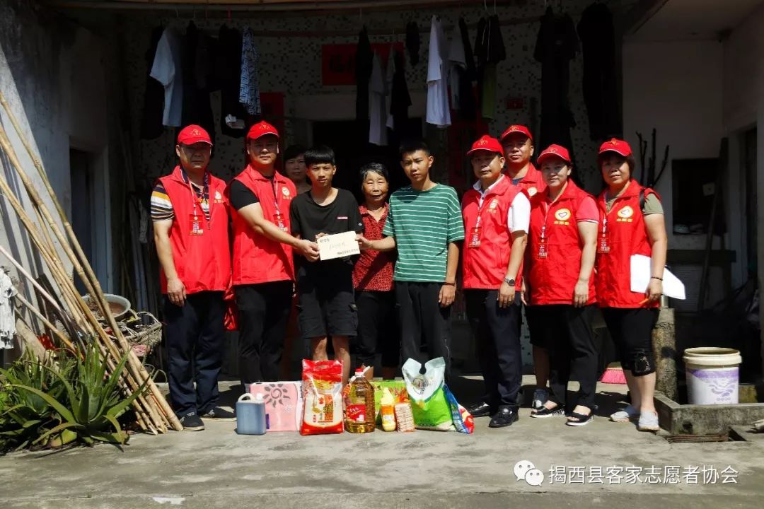 揭西这群人深入河婆几个村送去关爱送去温暖