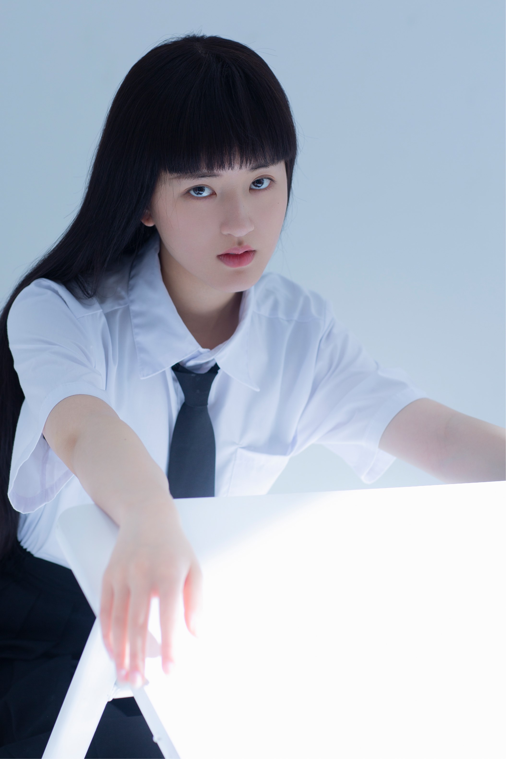 赵露思解锁齐刘海新发型高冷气质展别样个性