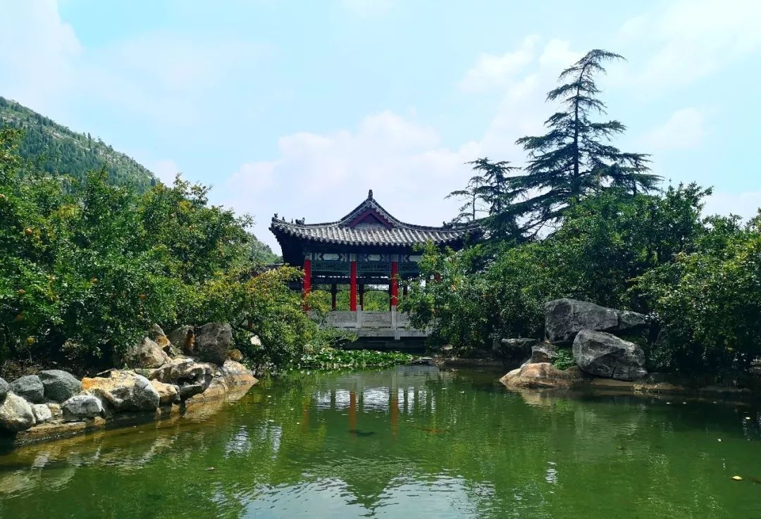 峄城蓝抬头就是蓝天转角即是风景