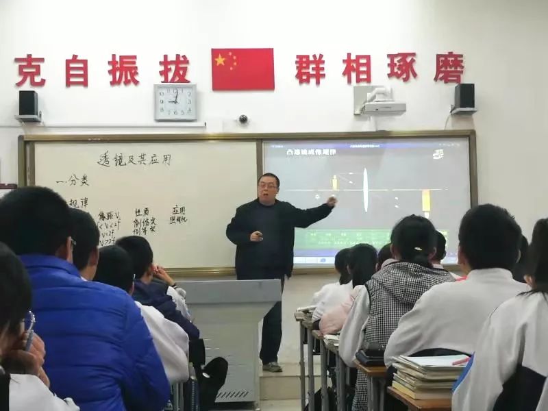 每日一师泰安六中教师王立彪三尺讲台育桃李一支粉笔写春秋