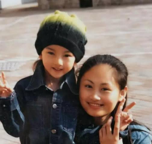 宋祖儿与妈妈合影照曝光,母女俩连发量都相近,唯一的区别是鼻子