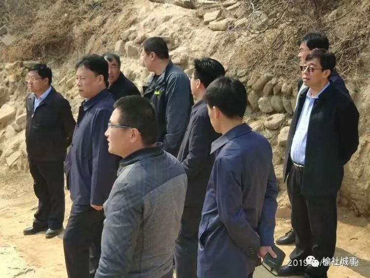 榆社脱贫攻坚他被评为优秀工作队长