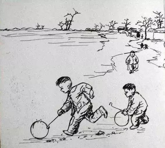 玩家手捏顶头是"u"字形的铁棍或铁丝,推一个直径66厘米左右的黑铁环