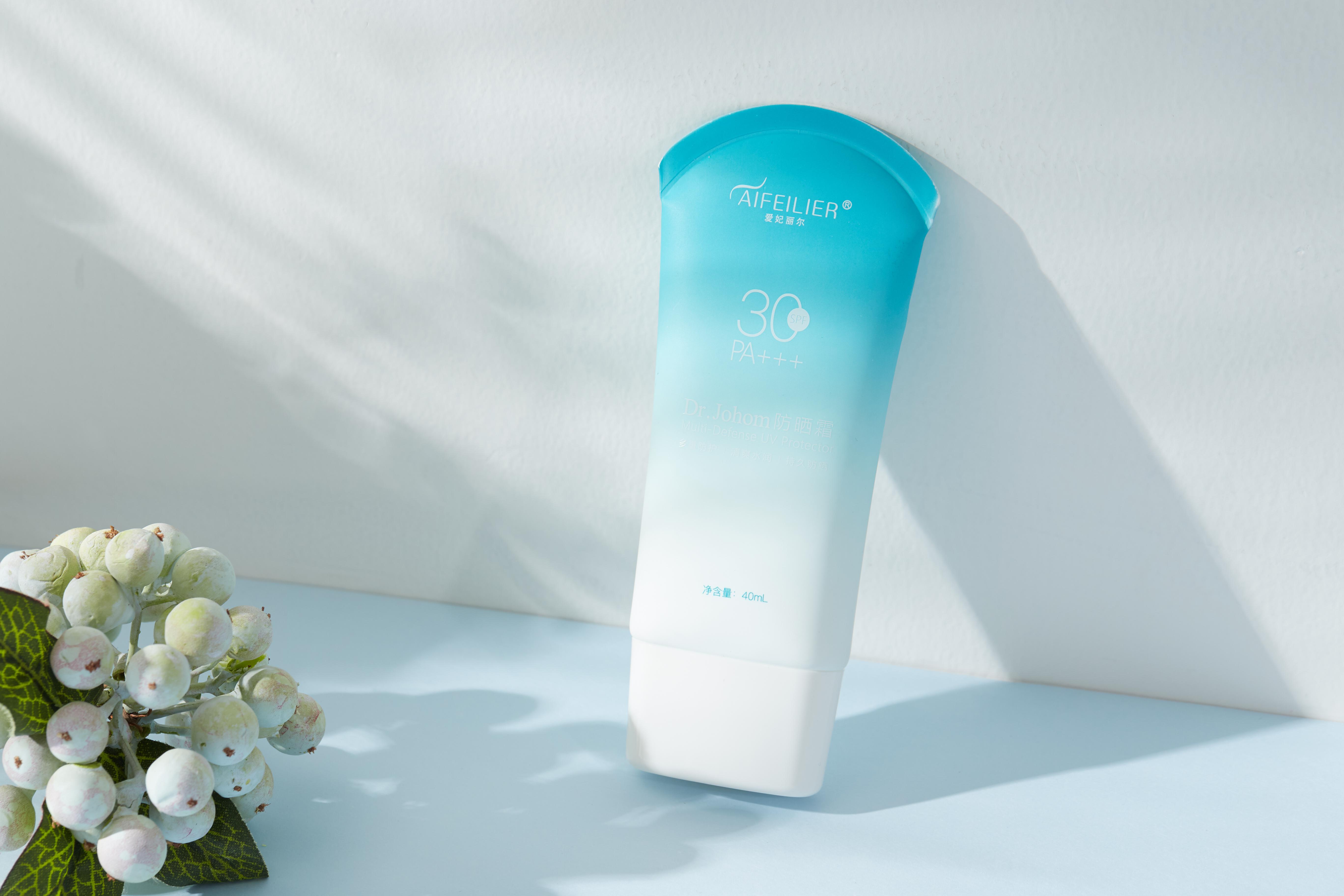 从防护力角度来看,这款产品采用了物化结合的防晒成分,四大化学防晒剂