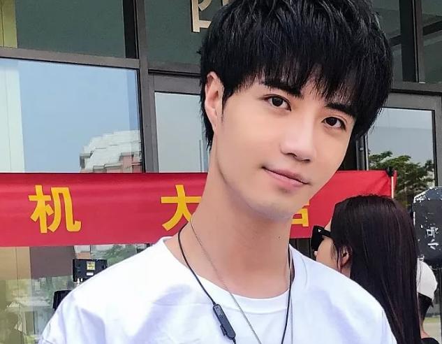 《亲爱的热爱的》播完半月,one转身又演青春剧,资源太好了吧_许乐骁