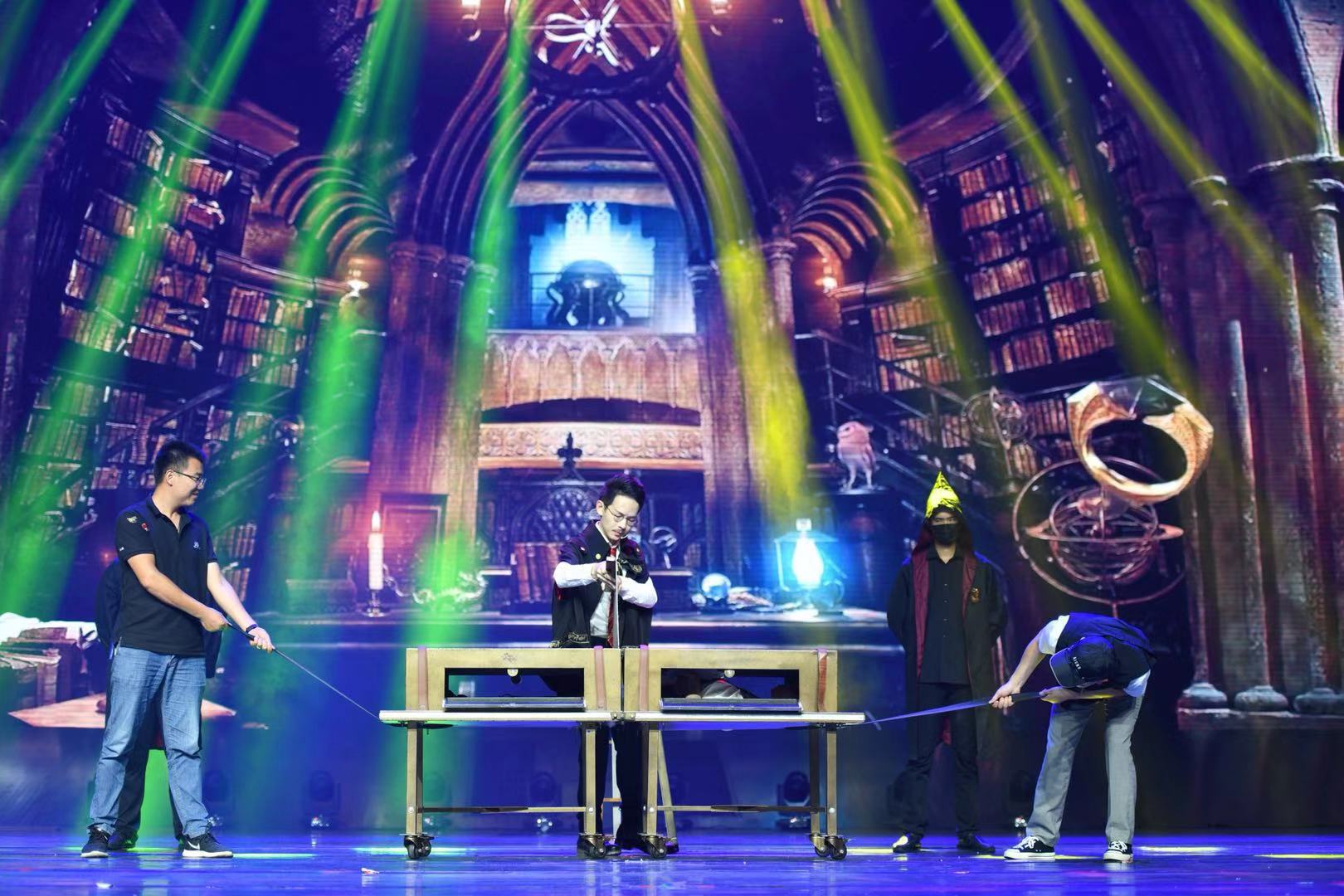 原创的舞台手彩魔术,设计精美的定制魔术……现场观众无不啧啧称奇!