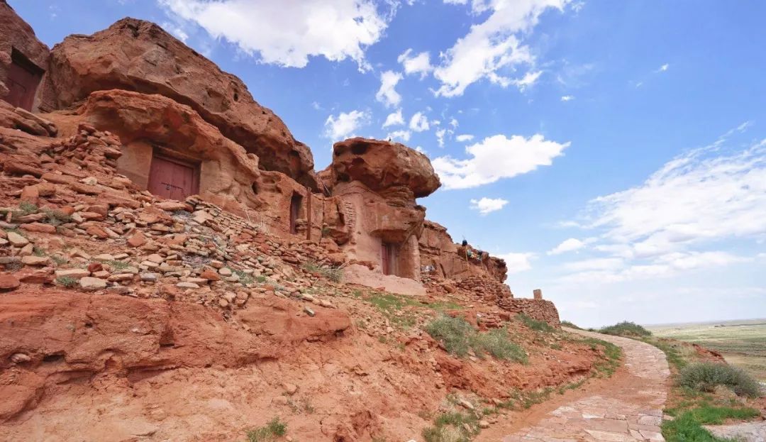 在该书中,我写了成吉思汗在率兵攻打西夏王城时,不幸中箭,半月之后不