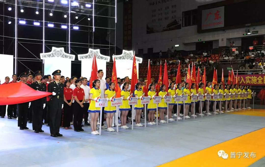 由中国人民解放军96727部队6名战士擎旗手和我市6名运动员擎旗手护着