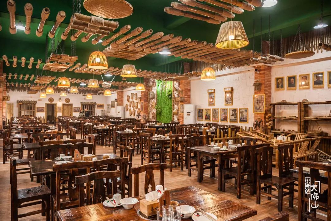 简约大气的装修风格,暖黄色的灯光,还有竹制装饰品,每一处都透露着