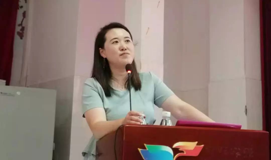 专家报告展辉学校教师代表罗娜上台发言,她说,过去几年,展辉人秉持课
