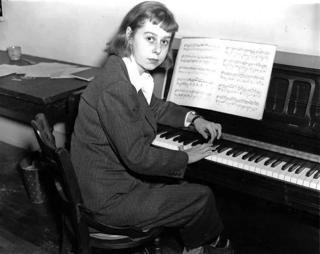 她是写"孤独"最好的作家,她是个双性恋者,一个感情吸血鬼……_卡勒斯