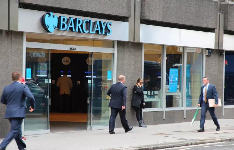 barclays這家銀行的好處在於有中文客服,客服基本都會中文和粵語;可