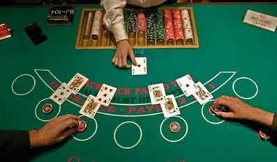 百家乐缘起于法国的一种纸牌游戏,20世纪被引入澳门,才有了这么个很