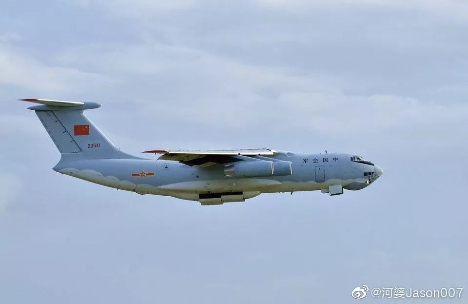 歼10c首次对决鹰狮最有看点的是一大一小俩装备