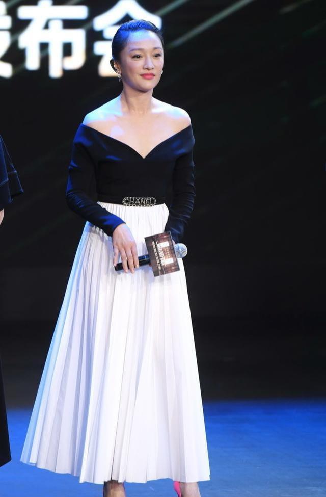 周迅出席保持沉默发布会身穿香奈儿拼色礼服美艳不失当年