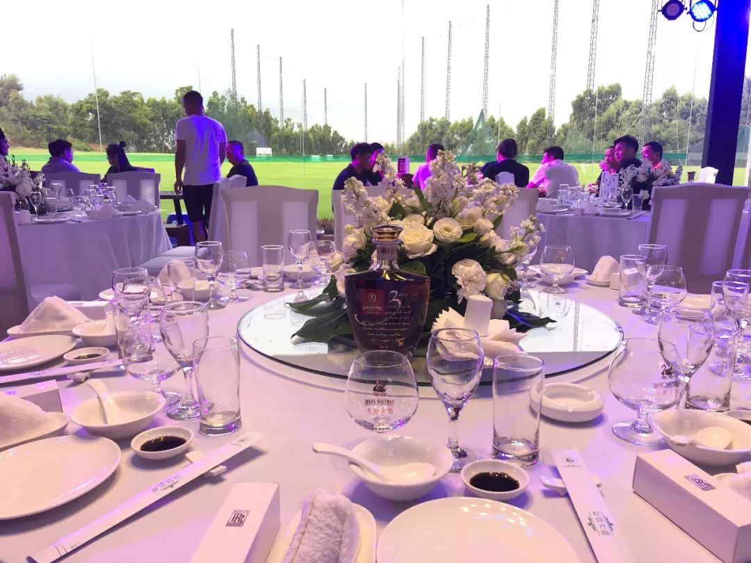 层峰聚首挥洒人生酒会盛宴礼献精英