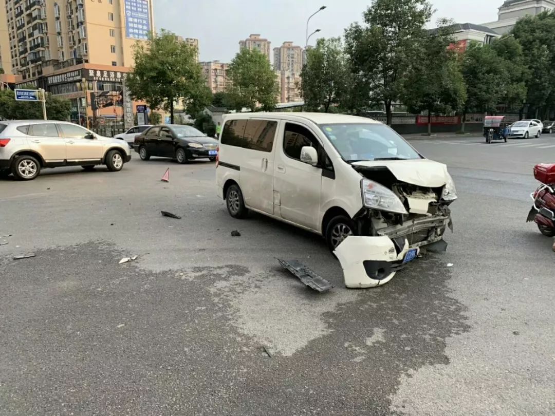 遵義兩車相撞,轎車翻滾10幾米,女子從車裡爬出來半天沒說話