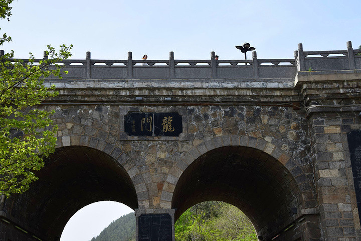 处龙门口,这里香山与龙门山东西对峙,伊水于山间北流,所以古称"伊阙"