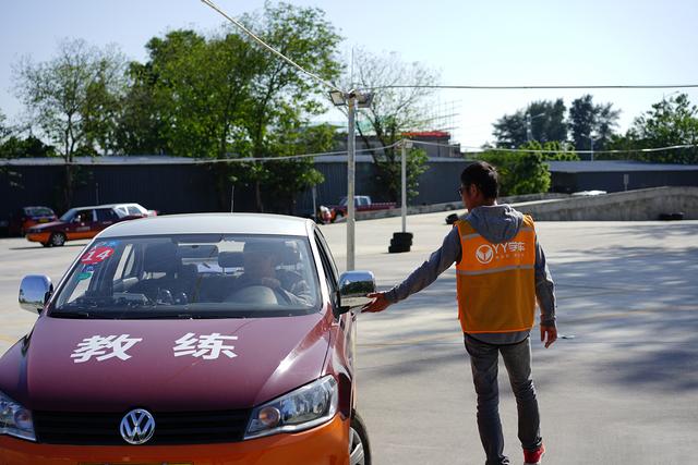 科目二练习,刚开始教练会教各种学车技巧,你在练习并且掌握之后,剩下