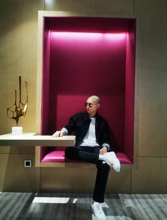 张一山罕见晒九宫格光头戴墨镜翘二郎腿造型又痞又帅