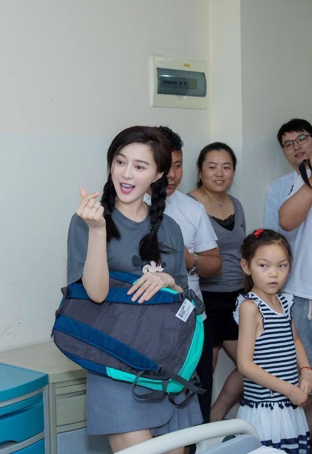 范冰冰现身医院做公益扎麻花辫穿短裙却被偶遇摄影师跟随摆拍