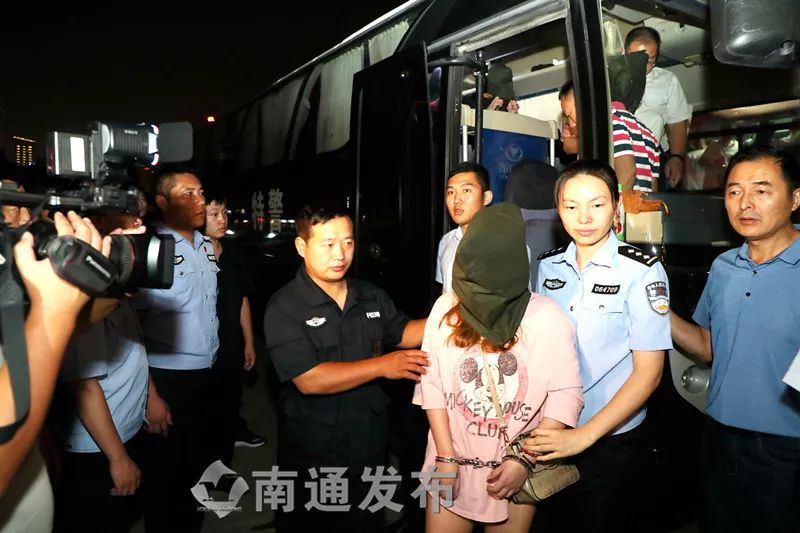 南通警方端掉一跨國詐騙窩點11名嫌疑人被押解回國