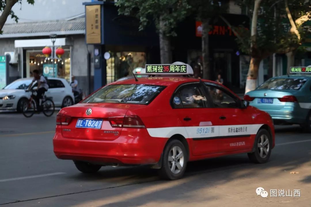 在花果街口有一出租车违停,当执法人员对其进行检查时,该出租司机拒不