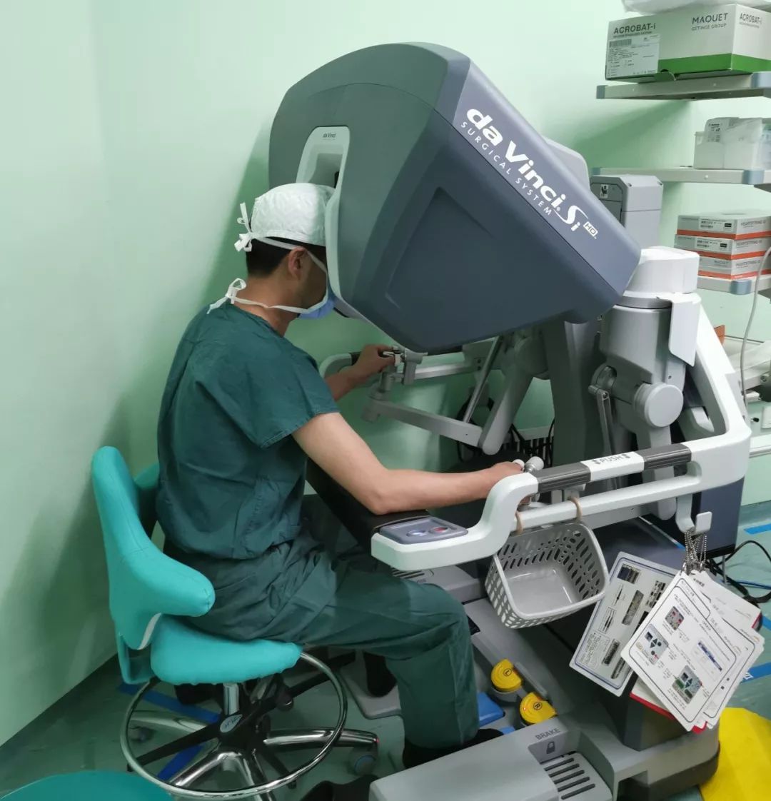 外科团队完成东北地区首例机器人辅助下三根血管桥移植微创搭桥手术