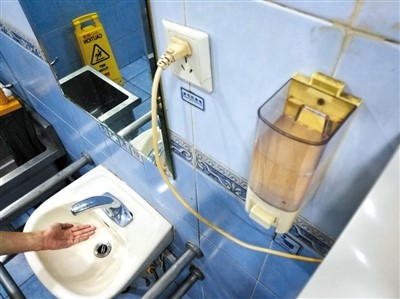 探访北京两家三甲医院:厕所现烟头 清洁巡查疑作假