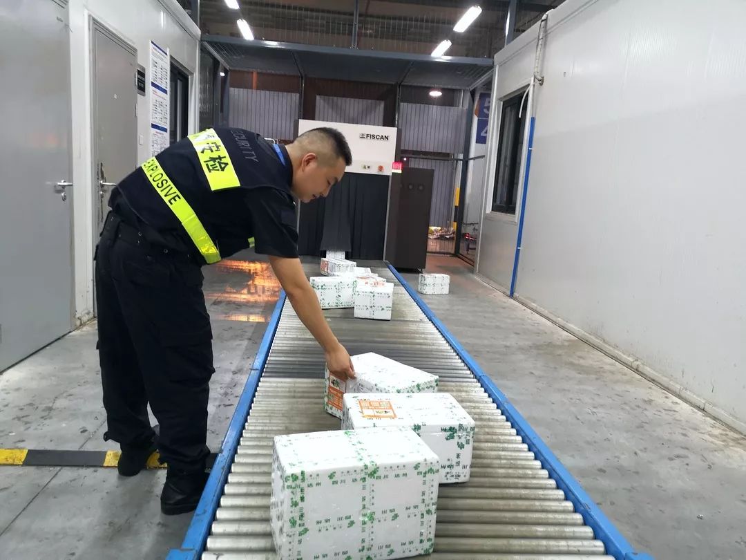 安检微镜头安检员的夜晚已被货物叫醒