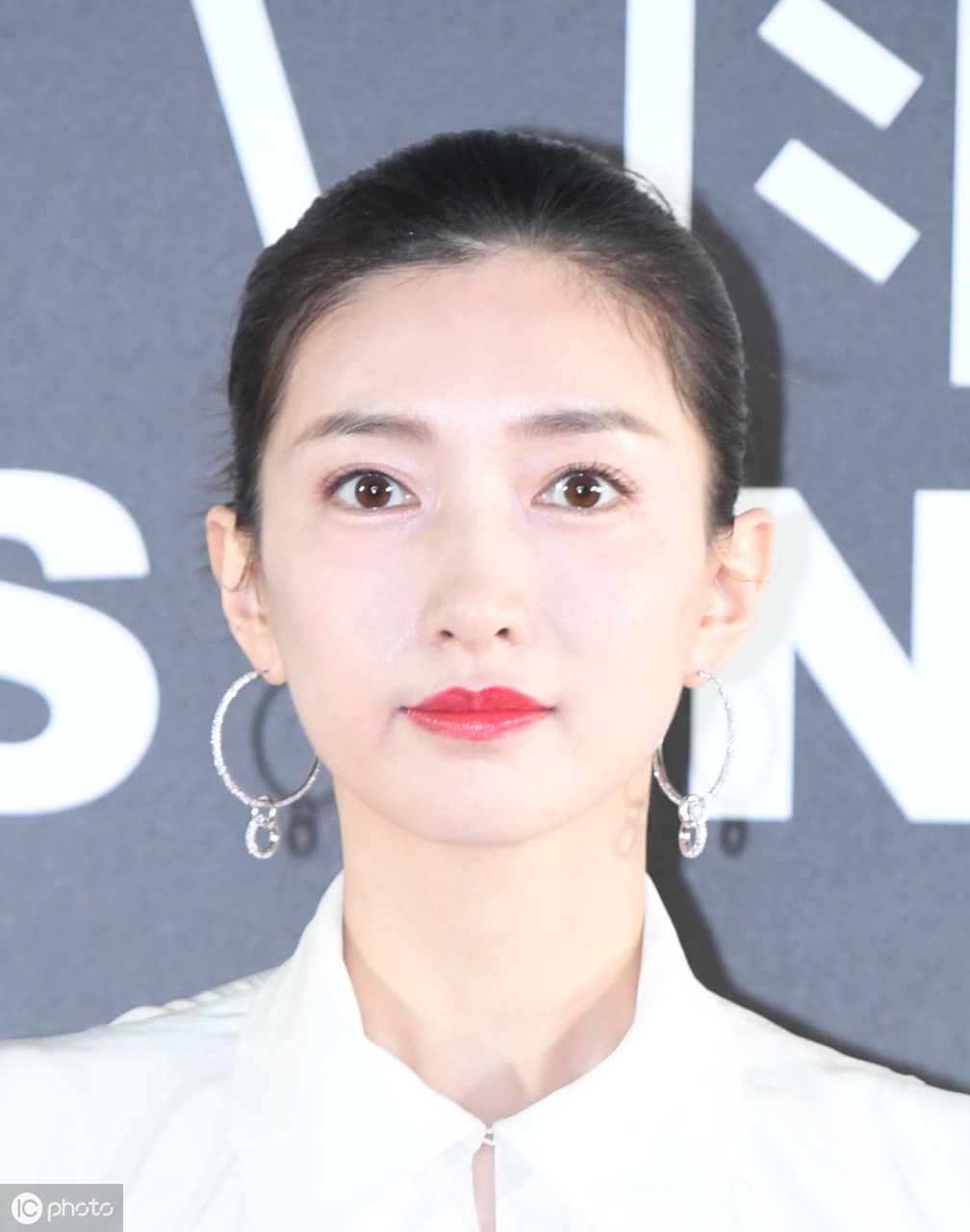 女神江疏影出席活动照,精致锁骨"太抢镜"