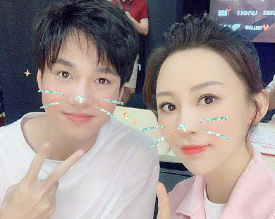 潘晓婷看严君泽玩手游,谁注意到letme表情?甜到张不开嘴!