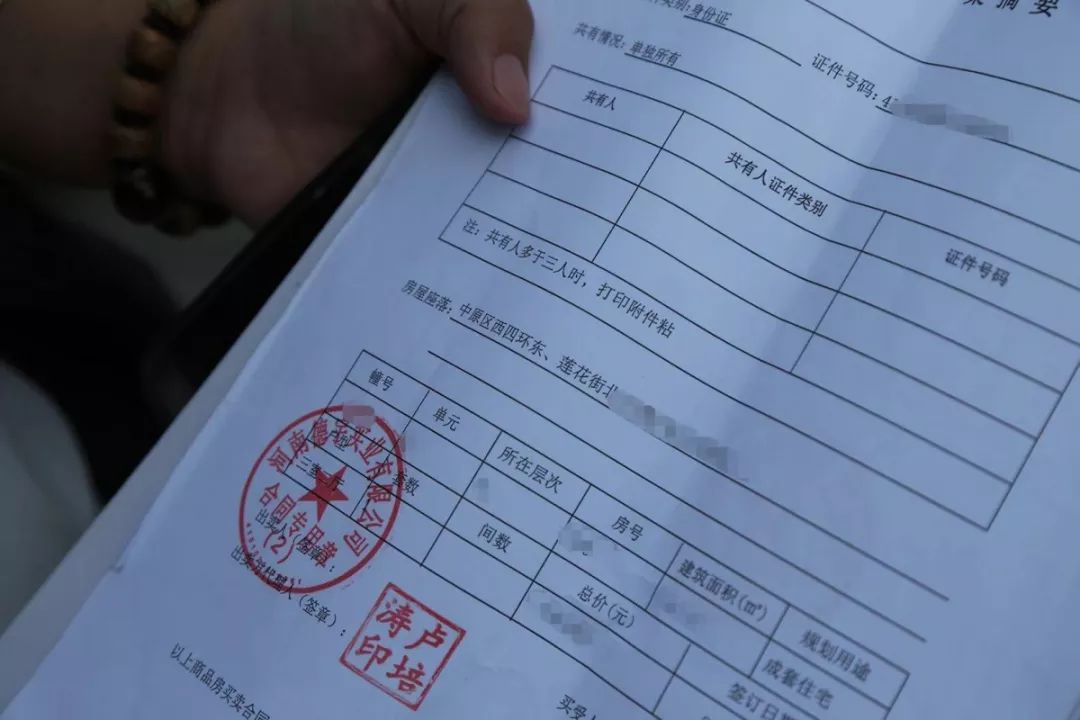 面对业主们因为没有社区管辖,甚至没办法去办理居住地的暂住证的情况