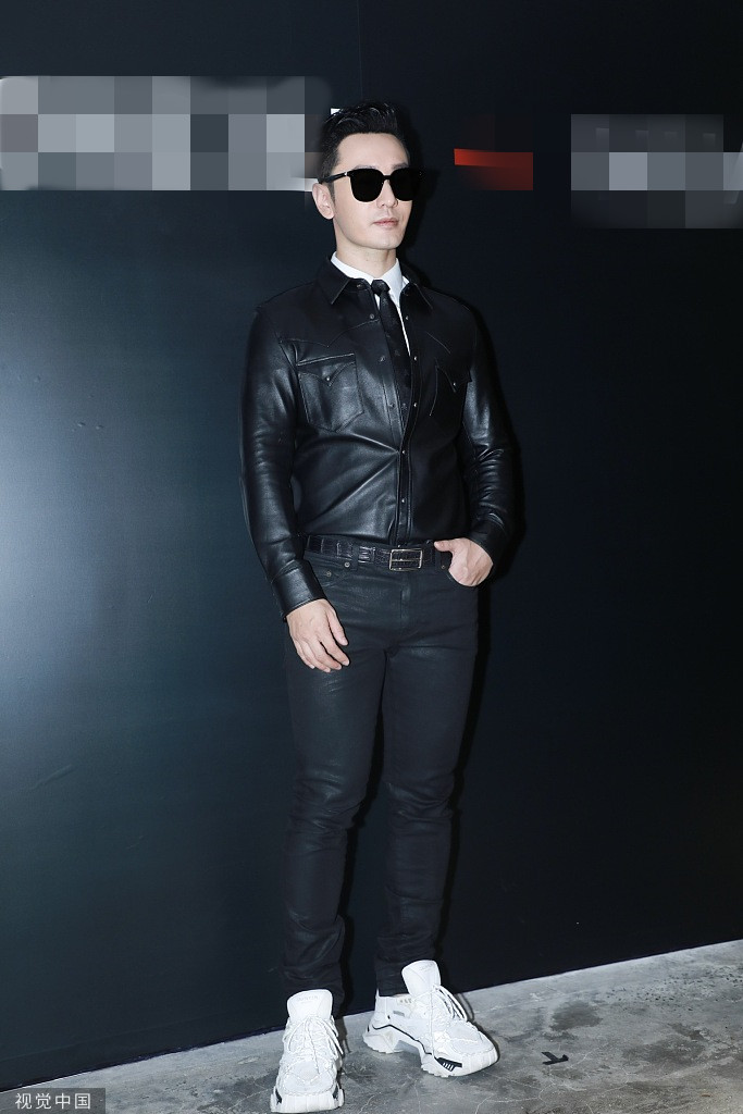 黄晓明穿皮衣双手插兜摆pose 戴黑框眼镜斯文有型
