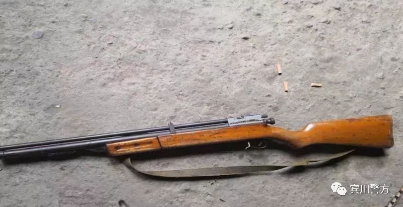 局拉乌派出所所长张旭庚介绍:通过搜查发现该村民家中持有气枪一把