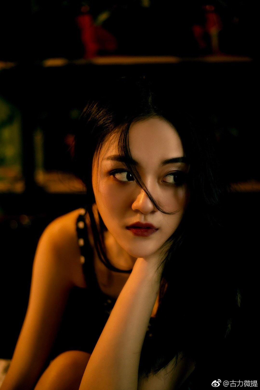 住浓妆造型挺适合她的赵微同学,浓眉大眼,是浓颜系长相赵微18岁的少女