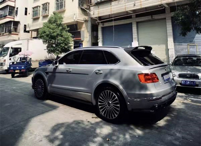 宾利添越改装德国mansory碳纤小包围搭配个性立标碳纤机盖