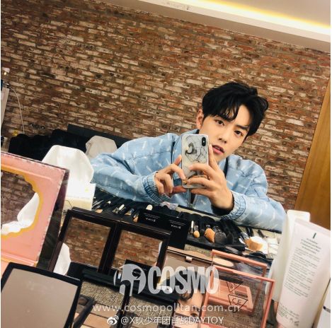 据说真人会比镜子里丑30所以这些明星才对镜自拍