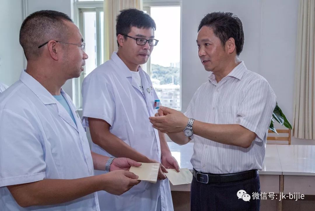 市领导开展中国医师节走访慰问活动