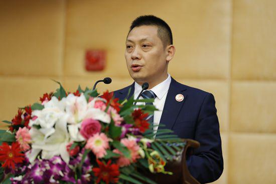 同根同梦智库秘书长杨吕宣布中国商业文化研究会中小民营企业成长促进