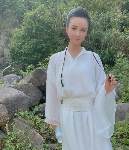 靠《变形记》走红,与韩安冉"塑料姐妹情",她如今正式出道拍戏_李幼恩