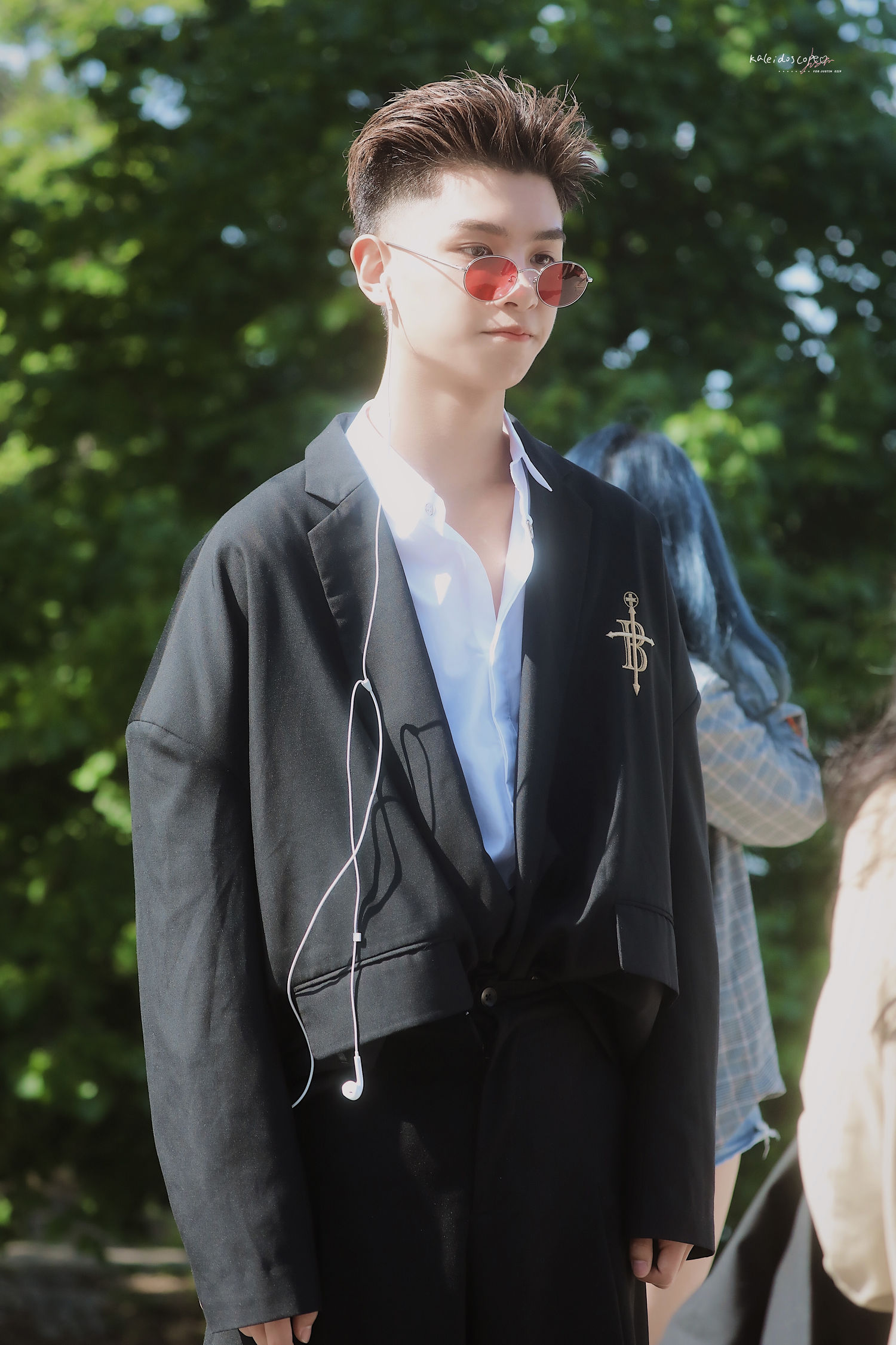 今日分享漂亮贵族小王子justin黄明昊巴黎街拍大片公开