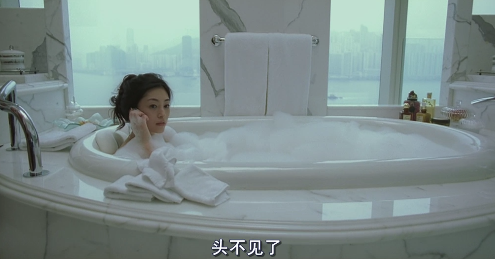 那年吴京34岁花了300万拍这片为了省特效钱让导演开车撞自己