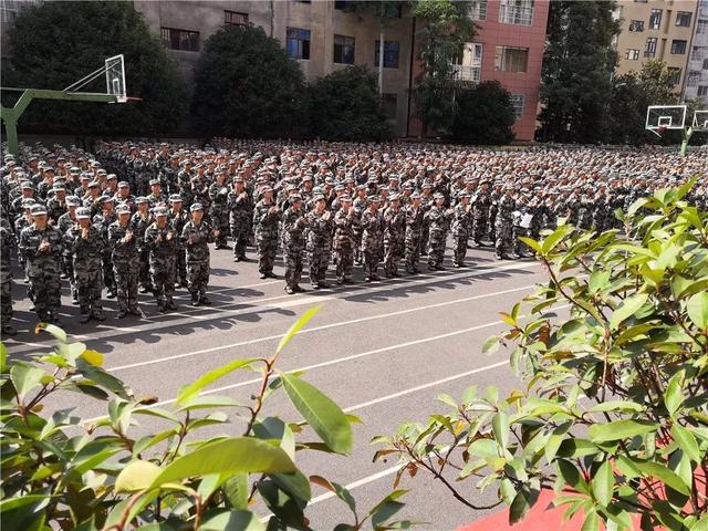 威信一中举行新生军训汇报表演暨表彰仪式